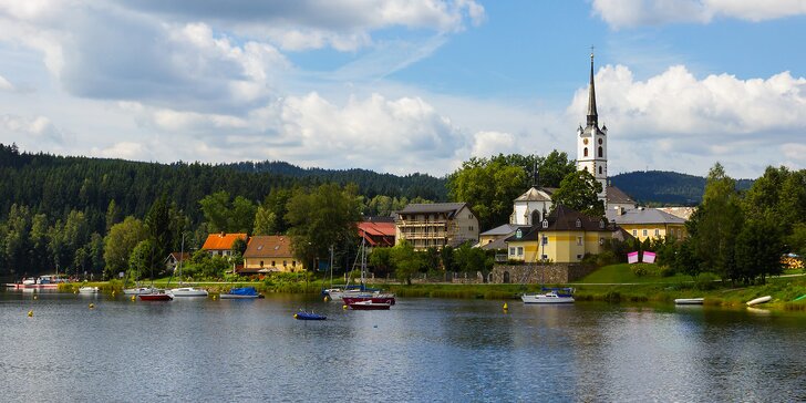 Podzimní odpočinek na Lipně: Penzion přímo u jezera, polopenze i bazén