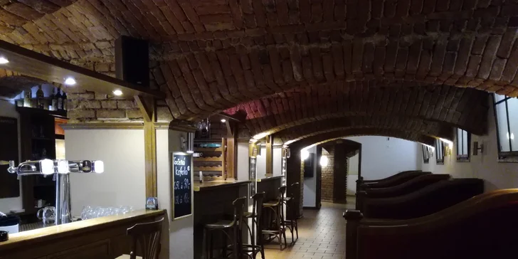 To bude hučák: hodina házení šipek a hromada topinek s masovou směsí