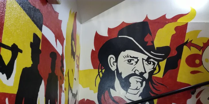 To bude hučák: hodina házení šipek a hromada topinek s masovou směsí