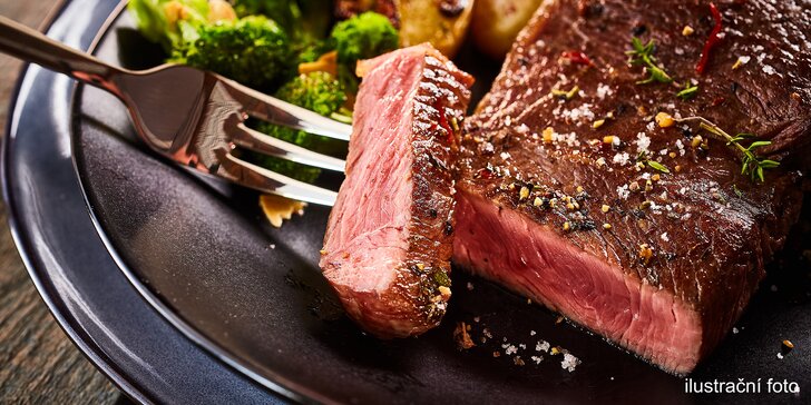 Šmákněte si: Salátová variace s třemi druhy steaků, hranolky a dezertem pro 2
