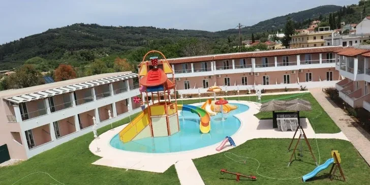 Bazén nabídne i zábavné skluzavky, kde se malí hosté parádně vyřádí. 