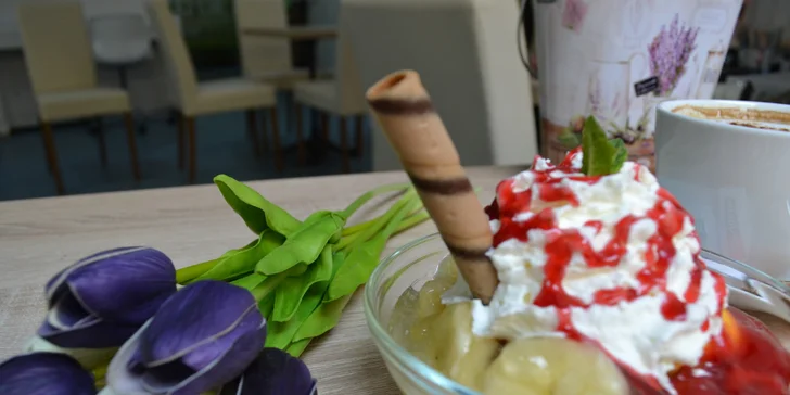 Zmrzlinový pohár v kavárně u náplavky i varianta s nápojem
