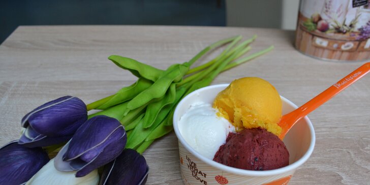 S chutí na náplavku: Tři kopečky delikátní zmrzliny Fruitisimo
