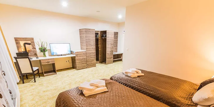 V izbe sa nachádza TV, trezor a minibar.
