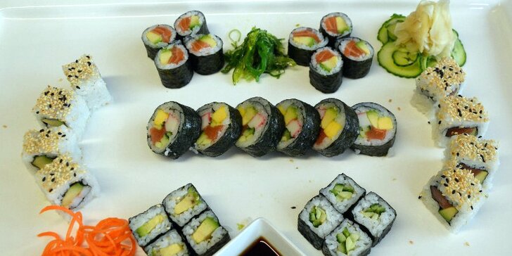 Sushi hody: čerstvé sety s lososem, avokádem i krevetami