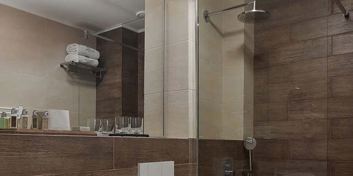 Každý pokoj má vlastní koupelnu. 
