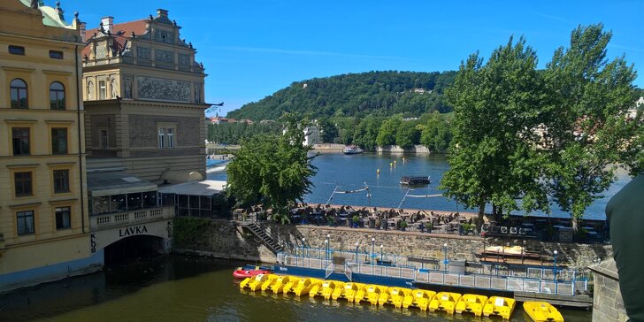 Ve čtyřech na Vltavu: hodinový pronájem šlapadla u Karlova mostu