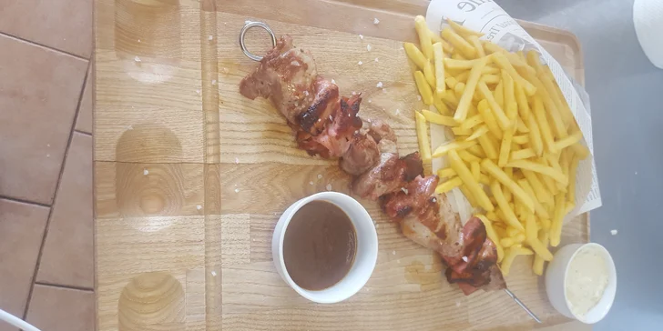 2× menu odlišné chuti: Vepřová jehla a kuřecí prsíčko s přílohou i omáčkami