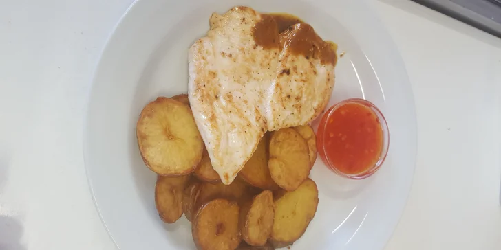 2× menu odlišné chuti: Vepřová jehla a kuřecí prsíčko s přílohou i omáčkami