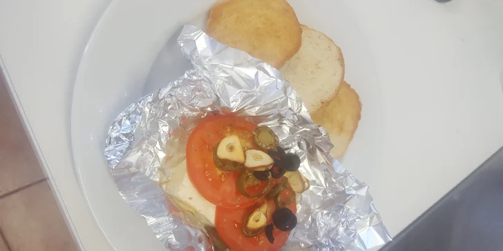 2× menu odlišné chuti: Vepřová jehla a kuřecí prsíčko s přílohou i omáčkami