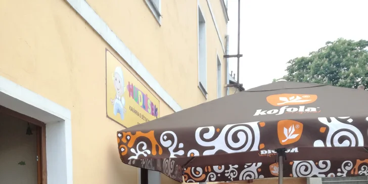 Posezení na břehu Berounky: Dort, káva a limonáda v kavárně s dětskou hernou
