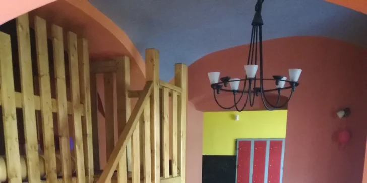 Posezení na břehu Berounky: Dort, káva a limonáda v kavárně s dětskou hernou