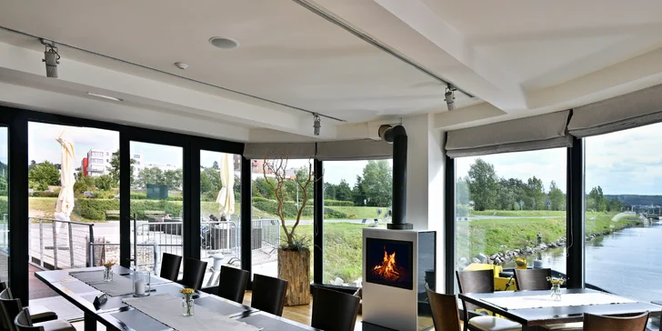 Restaurace sídlí na zrekonstruované sedmdesátimetrové lodi Josef Božek, která kotví v Modřanech. 