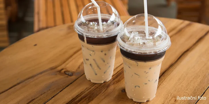Ledová káva se zmrzlinou nebo ledové ovocné smoothie