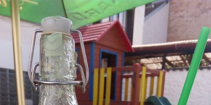 Sladká siesta uprostřed Berouna: zmrzlinový pohár a pití v kavárně s hernou