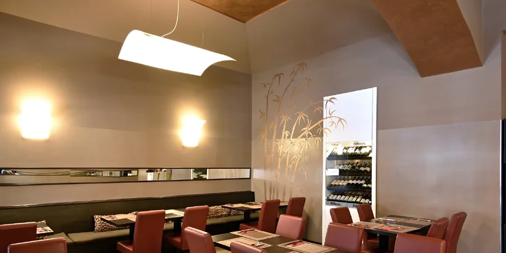 Pestré sushi menu: sety s miso losos nebo tofu polévkou, mangovým salátem i citronádou či vínem