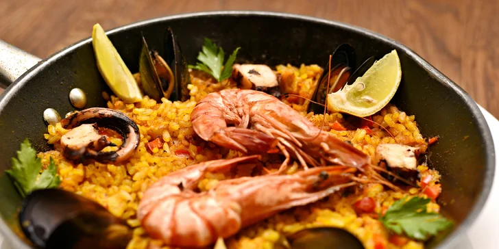 Španělské 4chodové menu s gazpachem, krevetami, paellou i kokosovým flanem