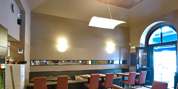 Pestré sushi menu: sety s miso losos nebo tofu polévkou, mangovým salátem i citronádou či vínem