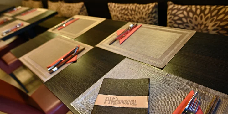 Pestré sushi menu: sety s miso losos nebo tofu polévkou, mangovým salátem i citronádou či vínem