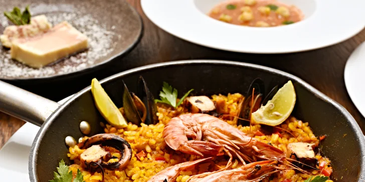 Španělské 4chodové menu s gazpachem, krevetami, paellou i kokosovým flanem