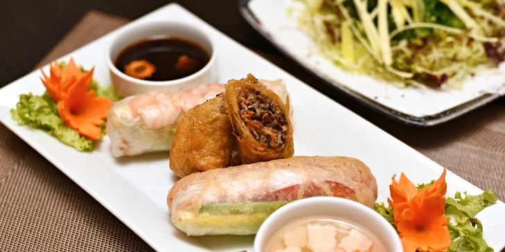 Vietnam vábí: bohaté sushi menu a láhev vína ve stylové restauraci až pro 4