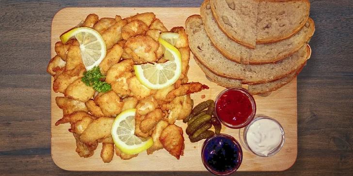 1 kg kuřecích i vepřových řízečků s okurkami, chlebem a 3 druhy omáček