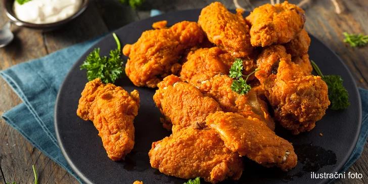 Bašta, po které se budete vznášet: 1 kg smažených pikantních křidýlek s pečivem