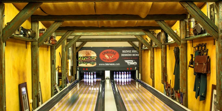 Koulí celá rodina: Zahrajte si bowling ve stylovém podniku & vychutnejte si pizzu