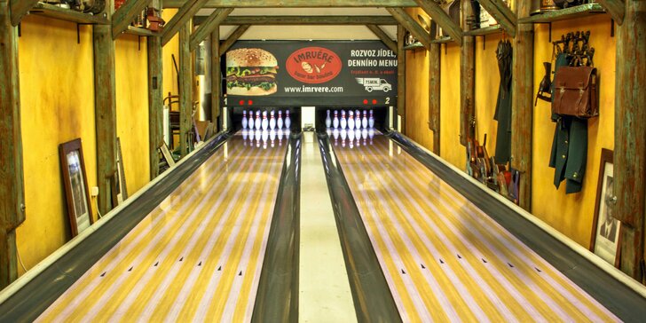 Koulí celá rodina: Zahrajte si bowling ve stylovém podniku & vychutnejte si pizzu