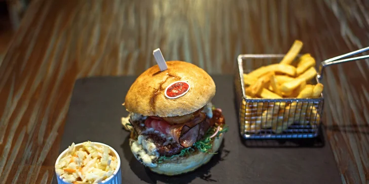 Hodina bowlingu až pro 12 hráčů a dva burgery i v bezlepkové úpravě