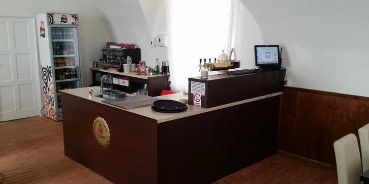 Mix křupavých řízečků ze tří druhů masa s míchaným salátem a pečivem