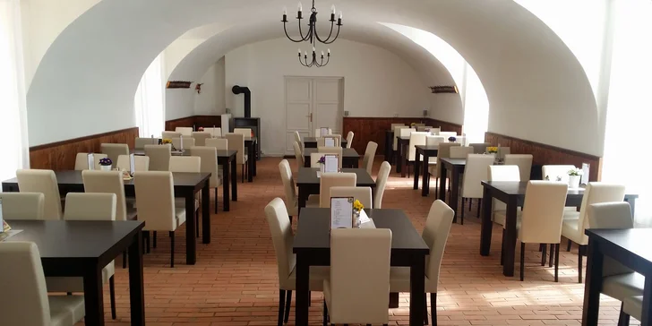 Mix křupavých řízečků ze tří druhů masa s míchaným salátem a pečivem