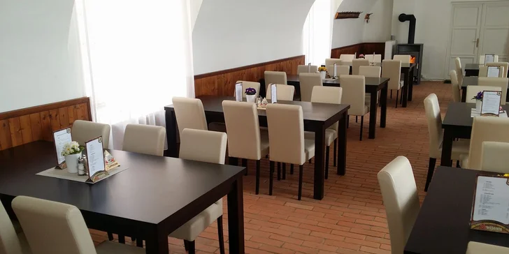 Mix křupavých řízečků ze tří druhů masa s míchaným salátem a pečivem