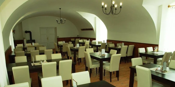 Mix křupavých řízečků ze tří druhů masa s míchaným salátem a pečivem
