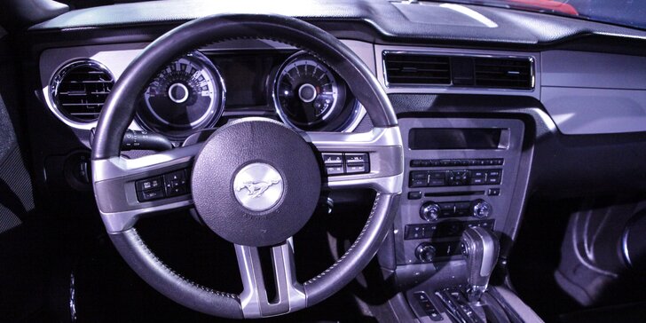 Zkroťte Mustanga: zapůjčení nadupaného kabrioletu na den nebo celý víkend