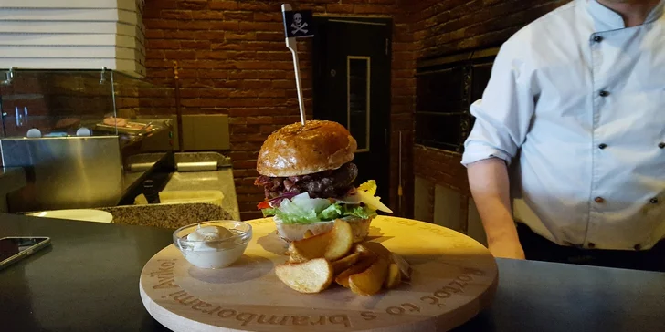 Back to 50': dva pořádně nabité hovězí burgery se steakovými hranolky a tatarkou