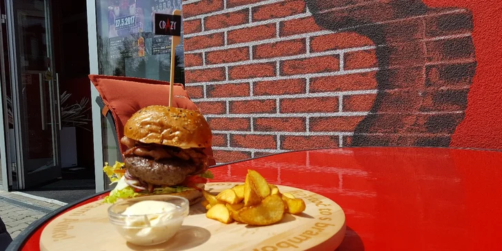 Back to 50': dva pořádně nabité hovězí burgery se steakovými hranolky a tatarkou