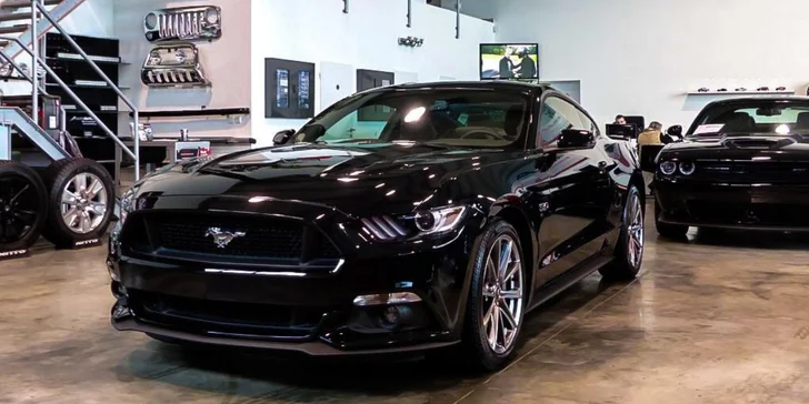 Řiďte svůj sen: jízda za volantem legendárního sporťáku Ford Mustang 2015