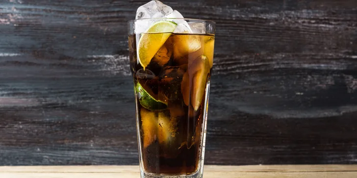 Prožijte párty jako z amerického filmu: 3,5 l výtečného koktejlu Cuba Libre