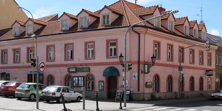 Rošťák nebo křupavák: pikantní vepřová nebo plněná kuřecí dobrota s přílohou