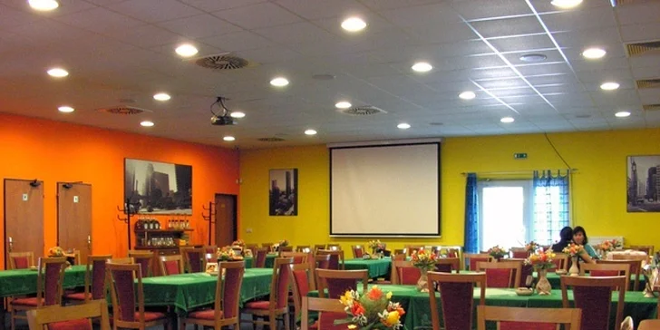 Pořádný hovězí burger s hranolky a pivem či kofolou v bowlingovém centru