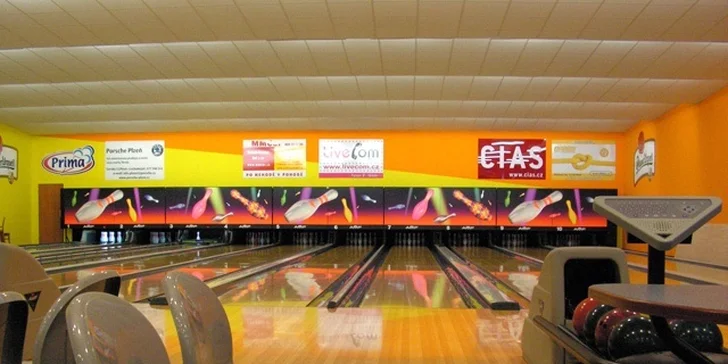 Pořádný hovězí burger s hranolky a pivem či kofolou v bowlingovém centru