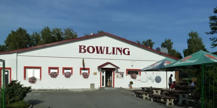 Pořádný hovězí burger s hranolky a pivem či kofolou v bowlingovém centru