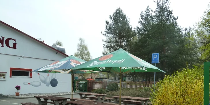 Pořádný hovězí burger s hranolky a pivem či kofolou v bowlingovém centru