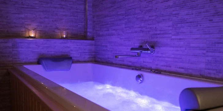 Pivní lázeň pro dva nebo privátní partnerský wellness s vířivkou a saunou