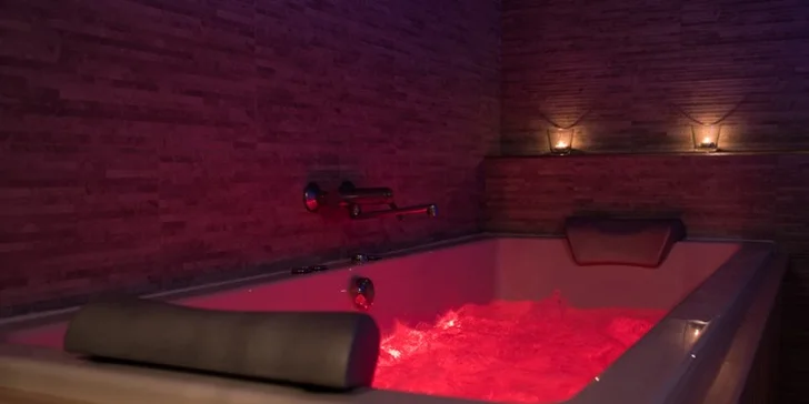 Pivní lázeň pro dva nebo privátní partnerský wellness s vířivkou a saunou