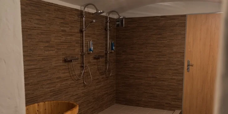 Pivní lázeň pro dva nebo privátní partnerský wellness s vířivkou a saunou