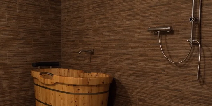 Pivní lázeň pro dva nebo privátní partnerský wellness s vířivkou a saunou