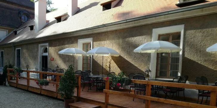 Mix křupavých řízečků ze tří druhů masa s míchaným salátem a pečivem