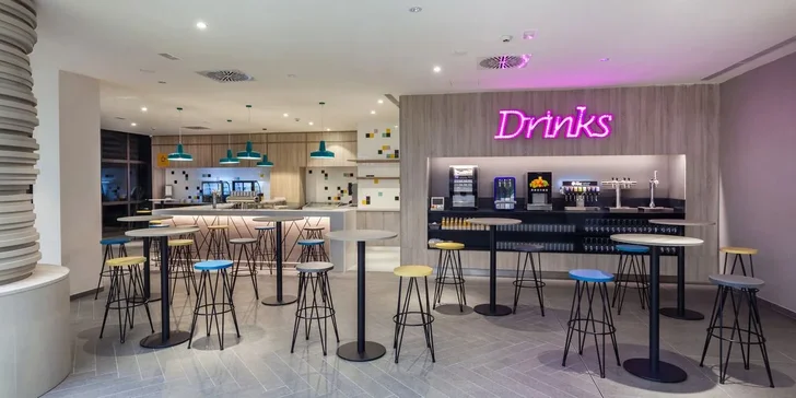 Samozřejmostí je i pitný režim. Vybrané místní nealkoholické a alkoholické nápoje jsou dostupné ve vyhrazených barech 24 hodin denně.
